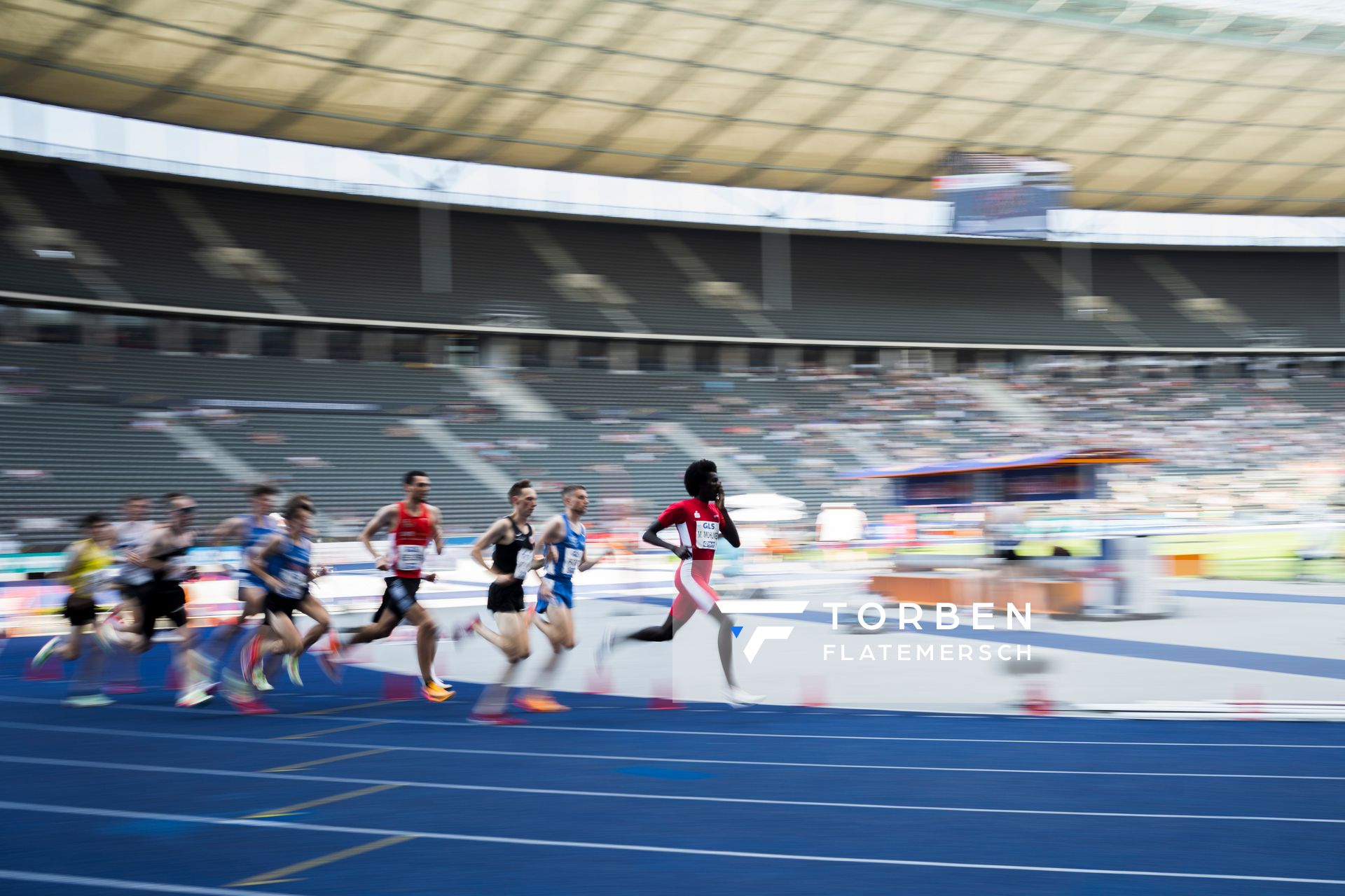 Mohamed Mohumed (LG Olympia Dortmund) laeuft im 1500m Finale vorne weg waehrend der deutschen Leichtathletik-Meisterschaften im Olympiastadion am 26.06.2022 in Berlin